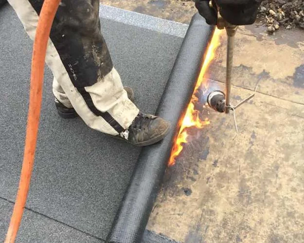 Bitumen dakbedekking branden op een plat dak