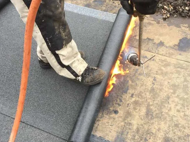 Spoedreparatie van een plat dak met bitumen