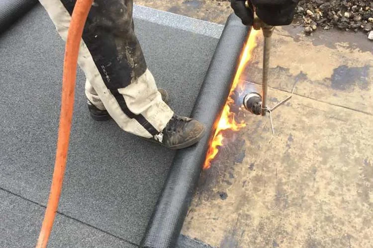 Bitumen dakbedekking branden op een plat dak