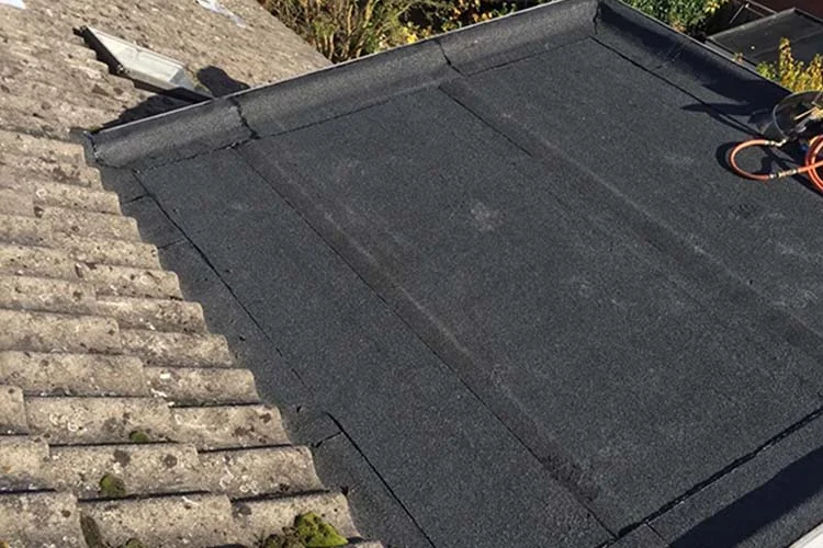 Afgewerkt plat dak met nieuwe bitumen dakbedekking