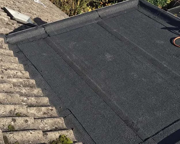 Plat dak met nieuwe bitumen dakbedekking