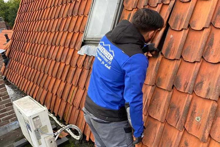 Dakdekker controleert een pannendak