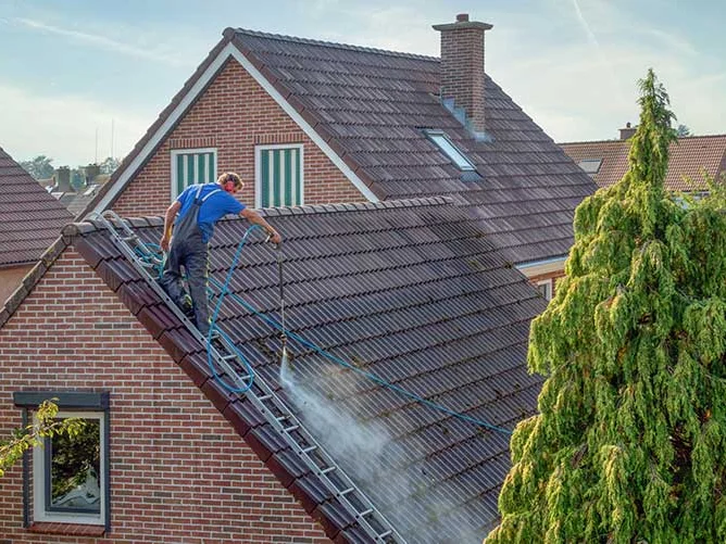Dakdekker reinigt een pannendak