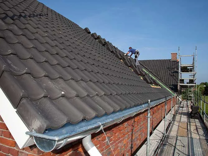 Dakrenovatie van een pannendak met nieuwe dakgoot