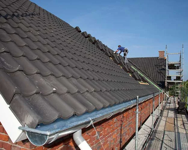 Pannendak met nieuwe dakgoot en steiger