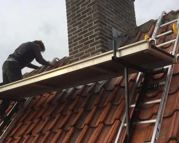 Dakdekker vernieuwt een hellend pannendak
