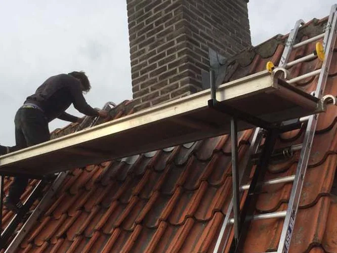 Dakvernieuwing van een pannendak vanaf een dakgoot-steiger