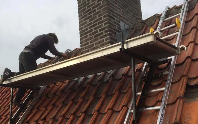 Dakdekker vernieuwt een hellend pannendak