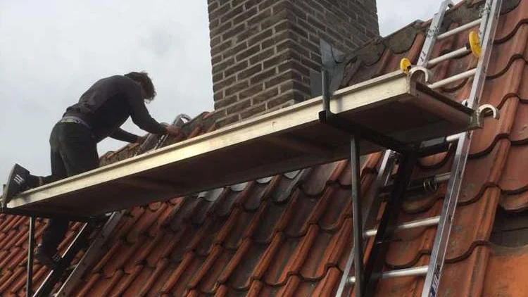 Dakdekker vernieuwt een hellend pannendak