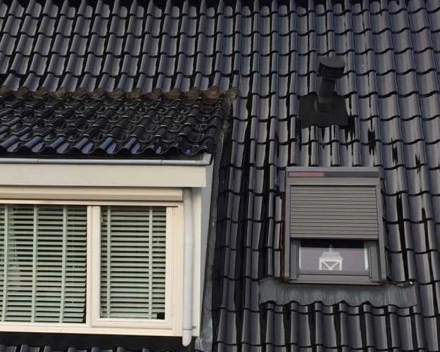 Hellend dak met donkere dakpannen