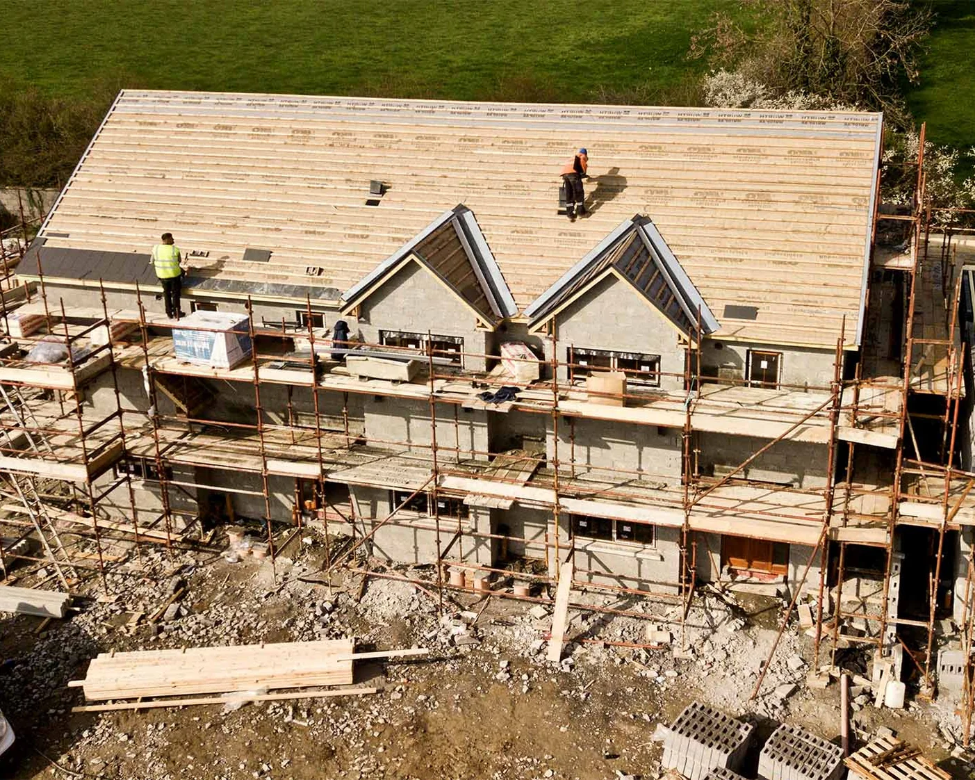 Woningen in aanbouw met geïsoleerde daken