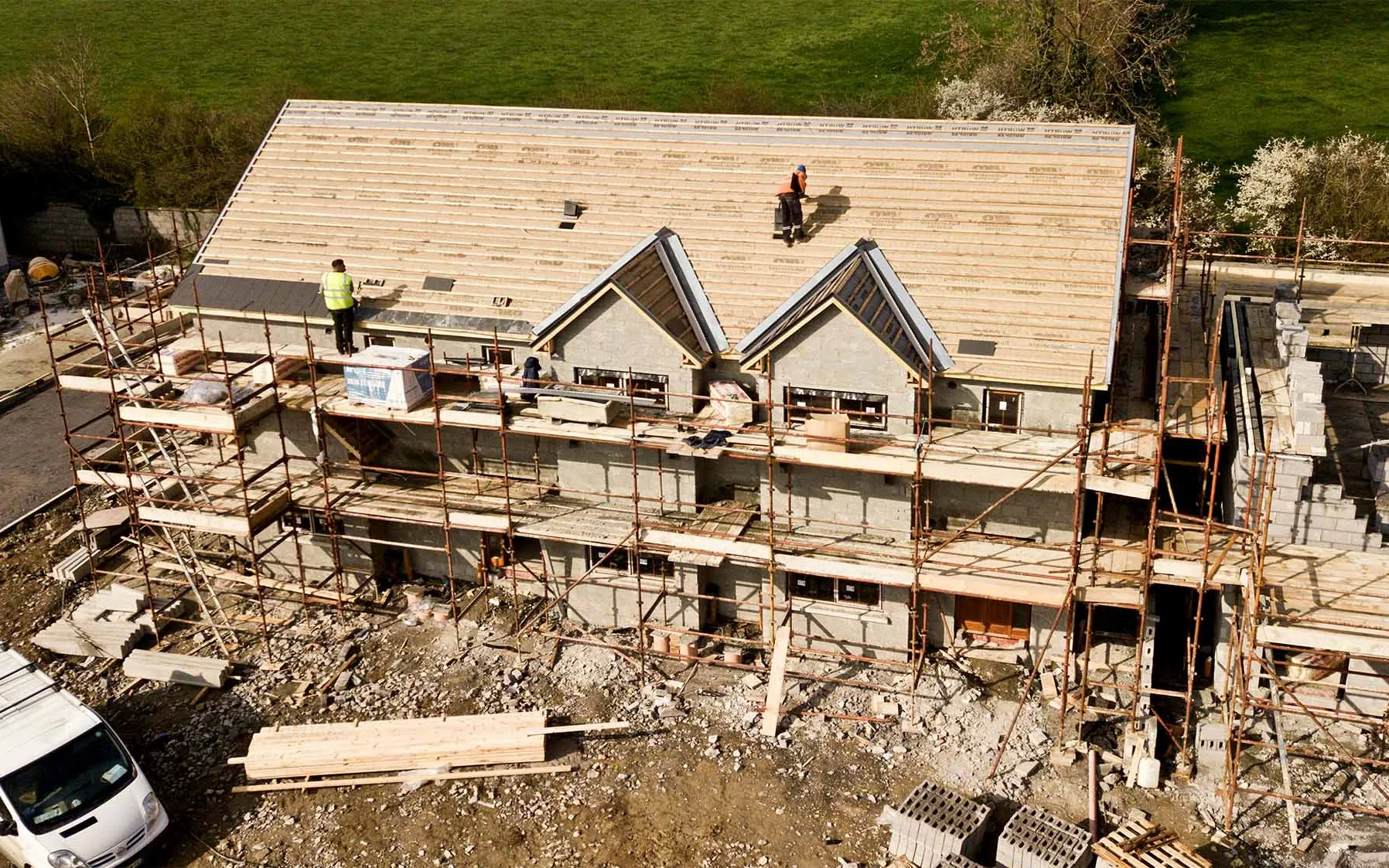 Woningen in aanbouw met geïsoleerde daken