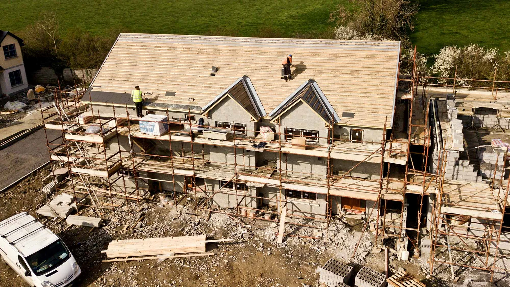 Woningen in aanbouw met geïsoleerde daken