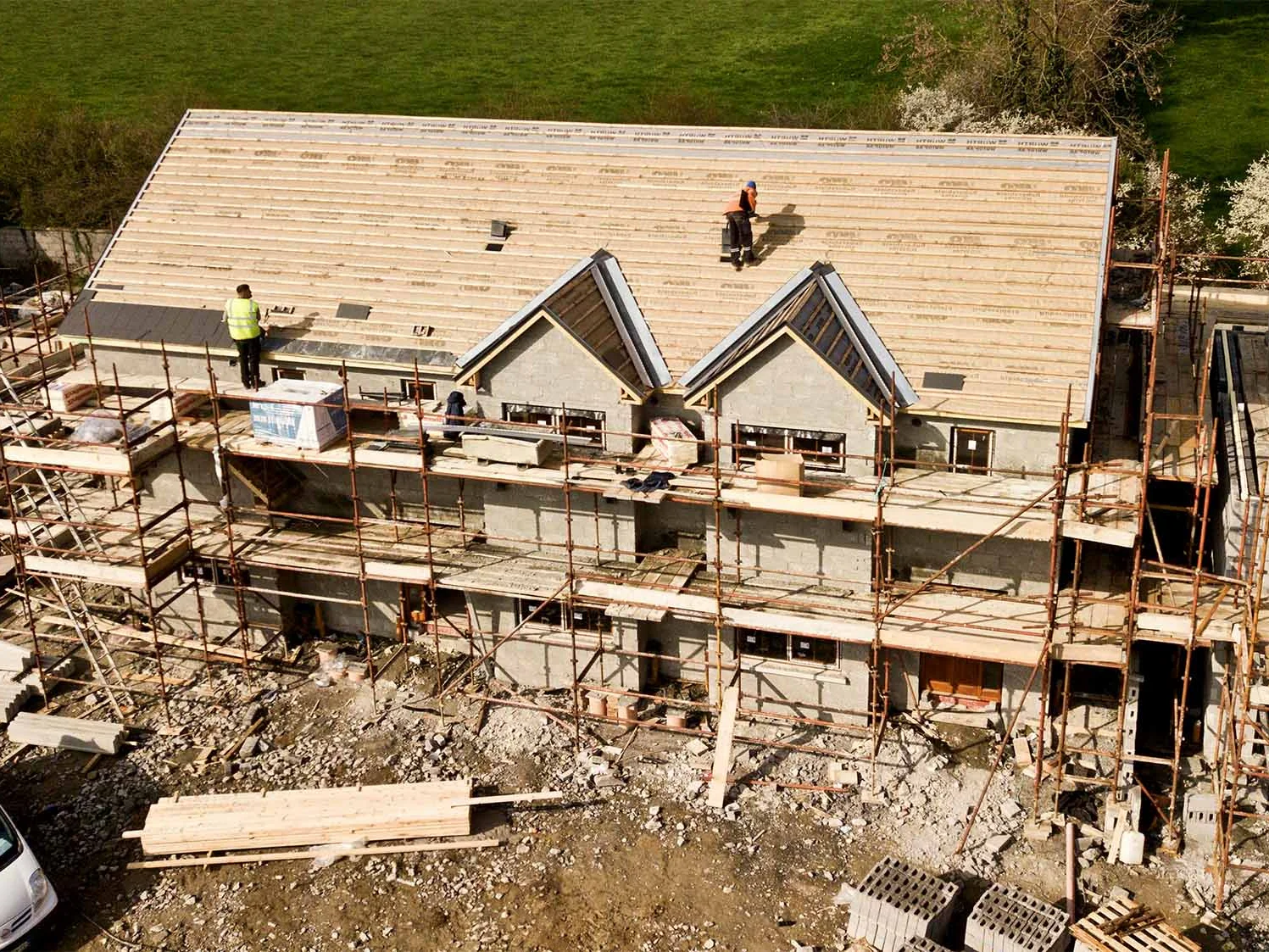 Woningen in aanbouw met geïsoleerde daken